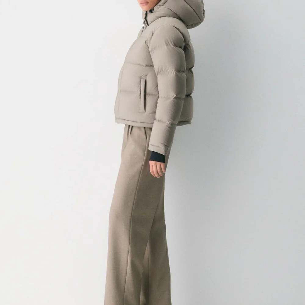 Aritzia The Super Puff™ Shorty - cliMATTE™
XXS taupe (price is firm) - Picture 4 of 9